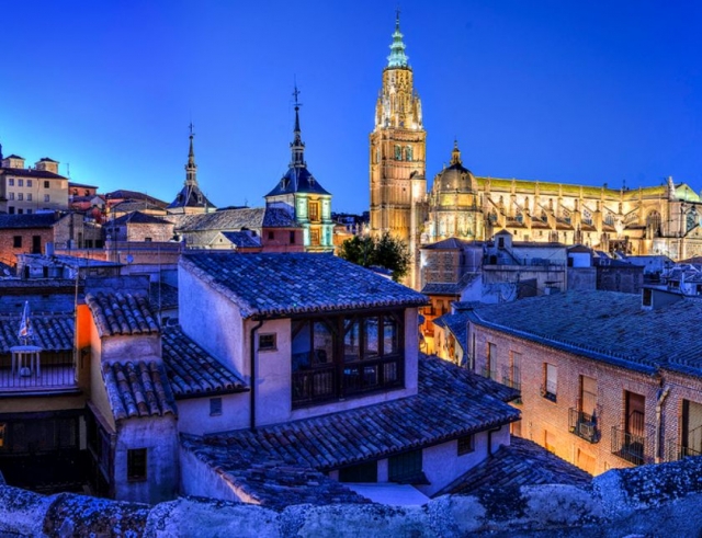 La catedral de Toledo de noche